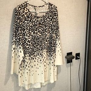 Dillard New never worn long sleeve Animal print top. Size  XL